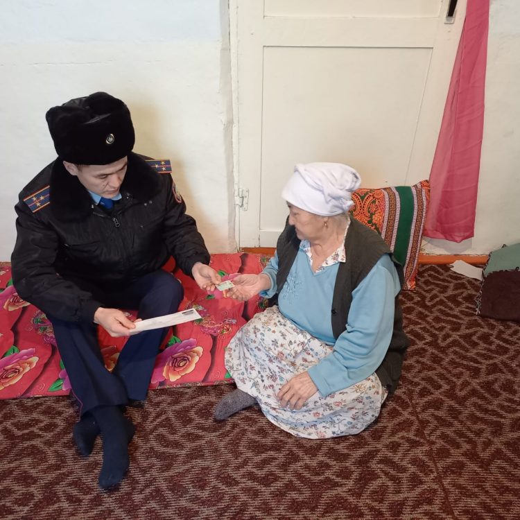 Көші-қон полицейлері 73 жастағы ақ жаулықты ананың төлқұжатын жаңартып, алғыс алды