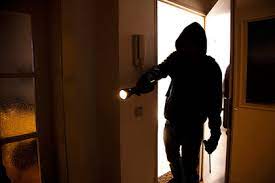 Полицейлер тұрғын үйден миллион теңге мен әшекейлерді ұрлаған ер адамды анықтады