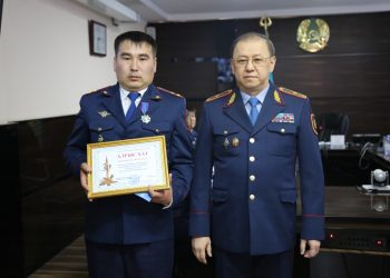 Ауырған 2 жасар балаға алғашқы көмек беріп, өмірін сақтап қалған  полицей Ерік марапатталды