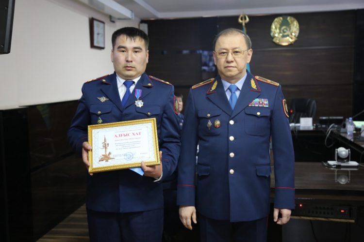 Ауырған 2 жасар балаға алғашқы көмек беріп, өмірін сақтап қалған полицей Ерік марапатталды