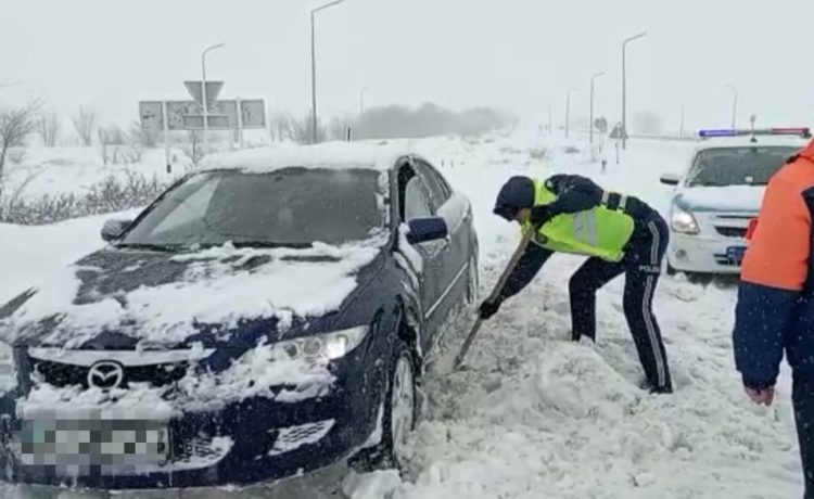 Боранды күні Түркістанның полицейлері 80-нен астам көлікке көмектесті